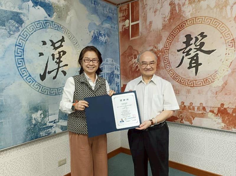 台灣尤努斯基金會董事長蔡慧玲（左）頒贈廣播專訪感謝狀予聯聖集團創辦人陳宗賢（右）。