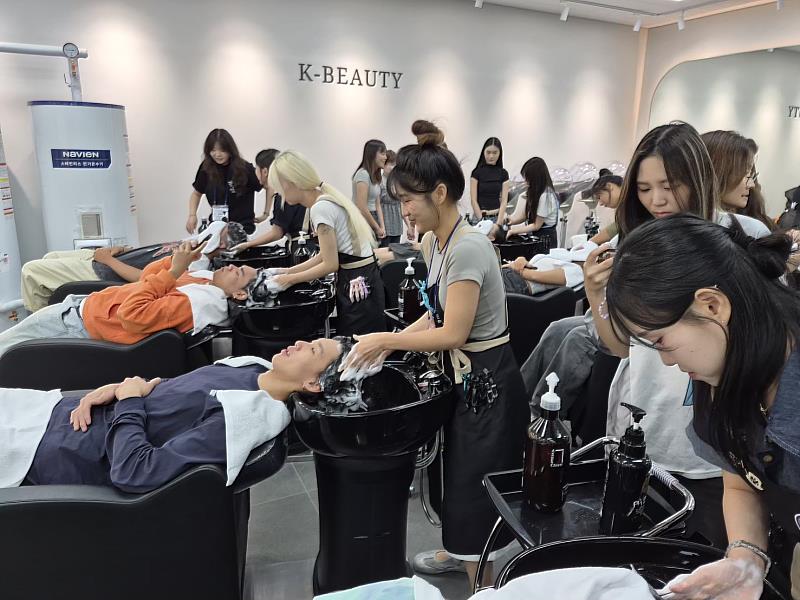 時尚系學生於漢陽女子大學課堂擔任教學助理，與韓國同學進行專業技術交流。