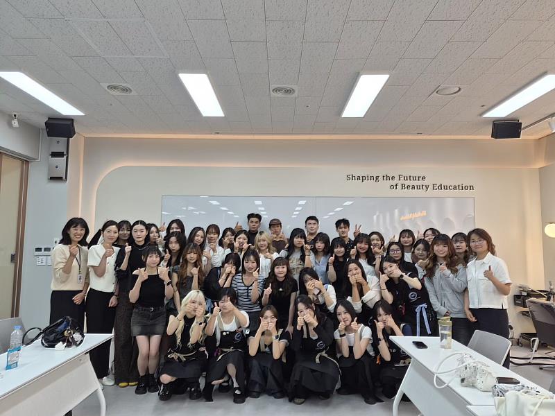崑山科大學生與漢陽女子大學時尚系師生合影。
