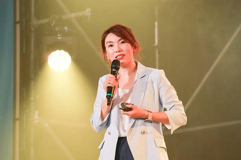 口譯員、主持人黃致潔校友分享。