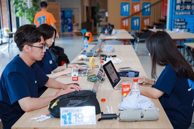 iOS Club團隊在同濟大學賽場並肩趕工，賽前反覆調校程式與展示流程。