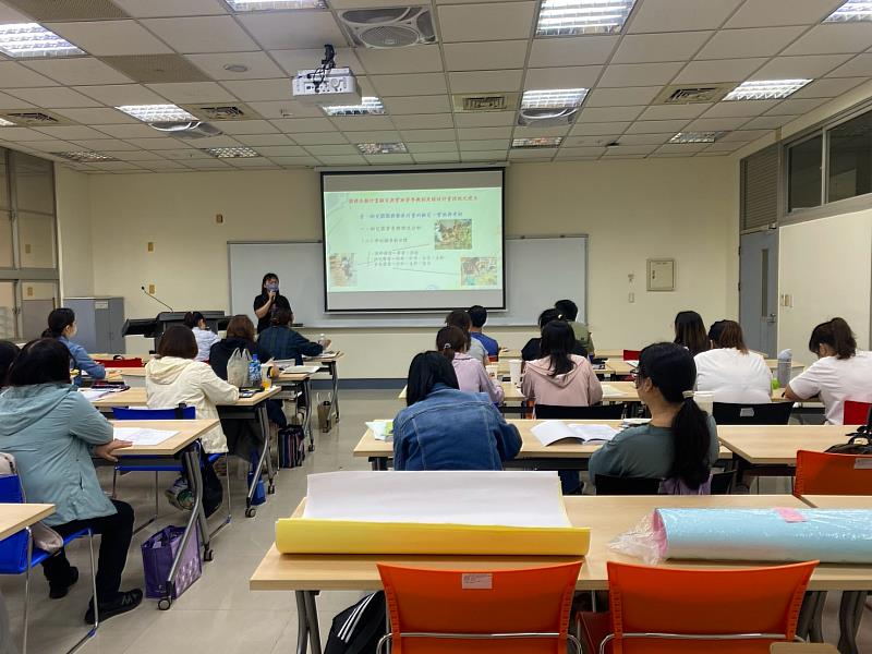 崑山土城非營利幼兒園徐如美園長為學員授課。