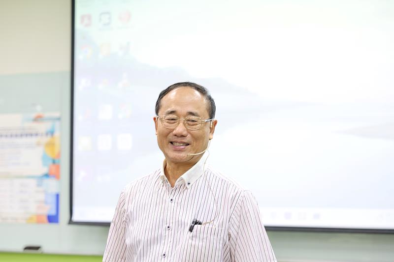 宜邦永續管理顧問公司李慶民總經理以「當大學課堂遇見AI：跨域教學的無限可能」為題，帶領教師從概念發想走向實際操作。
