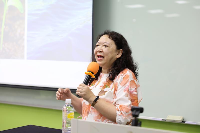 本校生物資訊與醫學工程學系施養佳老師以「不只跨域，更要有趣：通識課的教學變身術」為題，分享如何拆解跨領域知識的學習門檻。