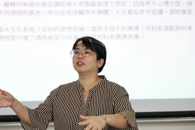 逢甲大學國語文教學中心周盈秀老師以「我是誰？我在哪裡？－自我探索的具象化教學活動設計」為題，分享5項可實際運用於課堂的教學模組。