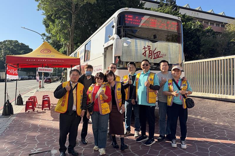 深耕在地社區，鄭宇青和服專夥伴一起支援捐血活動。