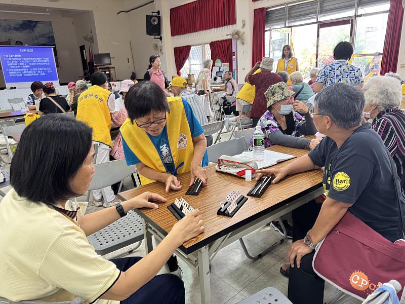 臺東縣救國團卑南鄉團委會攜手社區長者桌遊同樂傳溫情