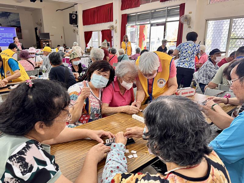 臺東縣救國團卑南鄉團委會攜手社區長者桌遊同樂傳溫情