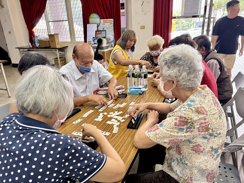 臺東縣救國團卑南鄉團委會攜手社區長者桌遊同樂傳溫情