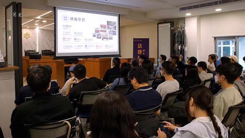 文化大學系所說明活動，由系所師長向學生及家長介紹學系特色、課程大綱及未來學習方向，協助學生進一步認識所選擇的專業領域。