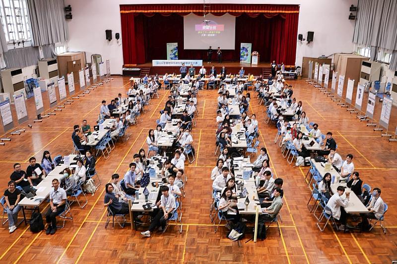 67件高中與大學專題隊伍(約120名參賽學生) 齊聚臺師大公館校區中正堂。會場四周環繞研究海報，上午進行海報發表與評審交流，下午則由入選隊伍進行口頭決賽，讓不同學層、不同領域的學生在同一場域展開對話與交流。