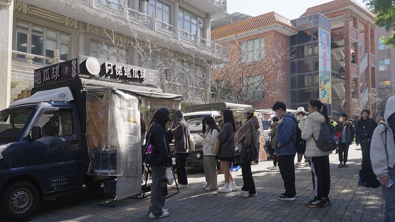 文化大學首開大專院校先例，引進多元胖卡餐車常駐校園，星期一到五每天都有不同的胖卡餐車為學生提供多樣化的美食選擇。