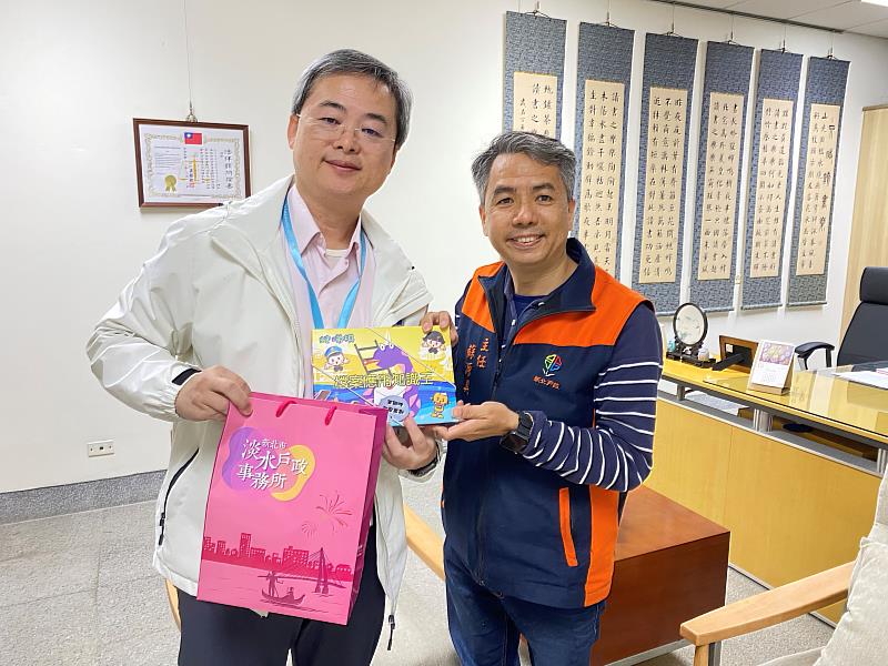 淡水戶所推出多款特色文宣出版品,如《淡水大事記》、《時光偵探阿給哥》專書、寓教於樂的《檔案應用知識王》蛇梯棋遊戲等,並主動出擊,將檔案宣導帶入社區與各類場域,讓檔案宣導觸及各年齡層。