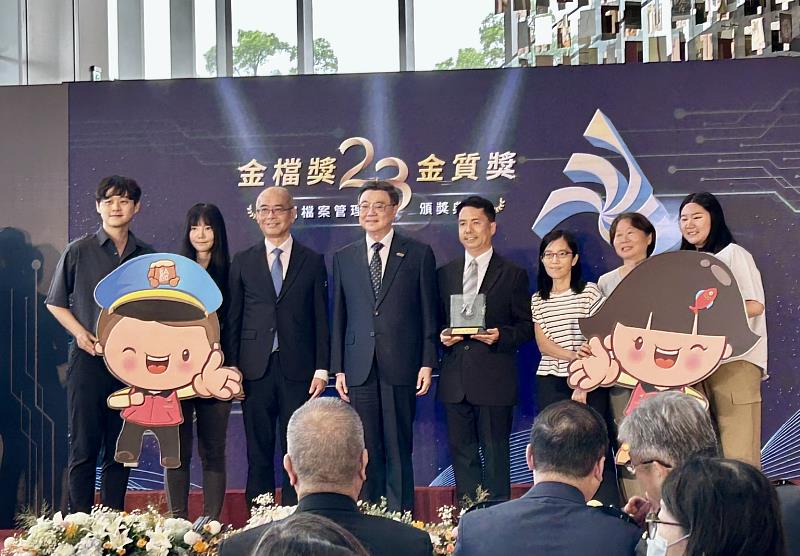「第23屆金檔獎」於今(7)日舉行頒獎典禮,淡水戶政事務所在眾多參賽機關中脫穎而出,勇奪地方組前3名佳績,由民政局副局長范姜坤火率淡水戶所蘇源興主任團隊領獎。