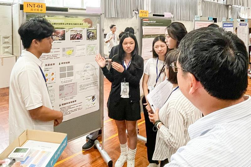 高中組不少研究從生活與環境觀察出發，再跨領域尋找方法與證據；今年跨領域作品約占高中組四分之一。