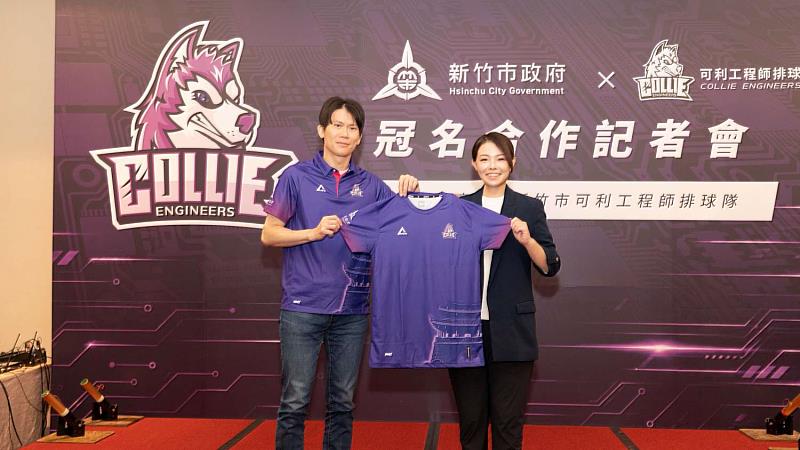 球隊領隊黃柏智贈紀念球衣予市長高虹安。
