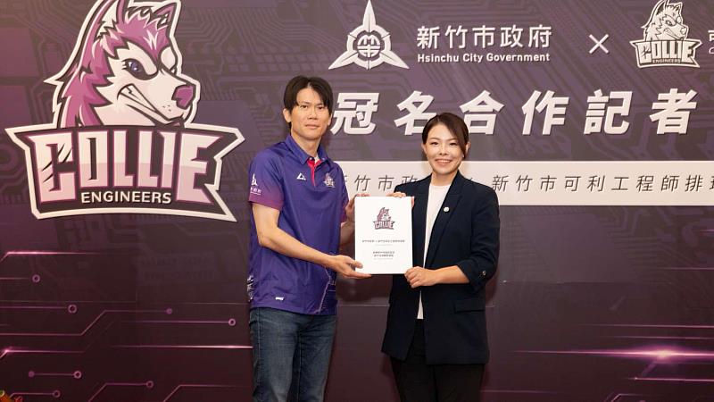 球隊領隊黃柏智贈感謝牌予市長高虹安。