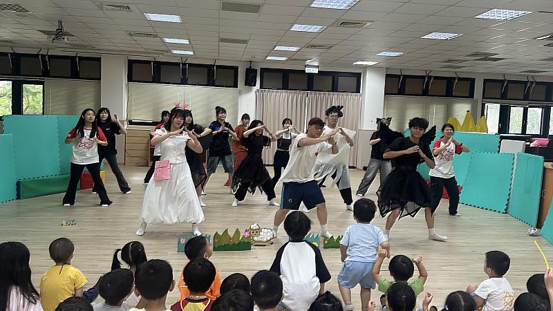 南華大學幼教系學生在舞台上帶動跳，熱情的活力感染台下每一位小朋友，也藉此傳遞三好精神。