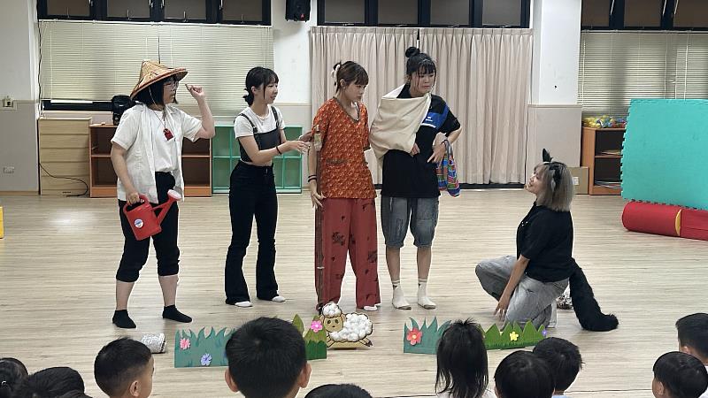 南華大學幼教系學生透過活潑逗趣的戲劇表演，走進幼兒園傳遞「做好事、說好話、存好心」三好精神。