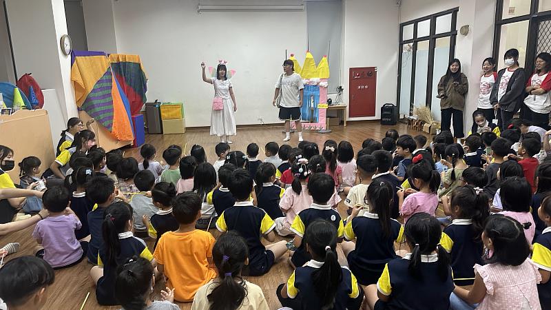 南華大學幼教系學生帶來生動活潑的繪本戲劇表演，幼兒園小朋友們全神貫注地觀賞，現場互動氣氛熱烈。