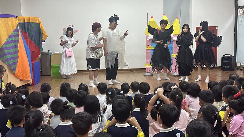 南華大學幼教系學生透過活潑逗趣的戲劇表演，走進幼兒園傳遞三好精神。