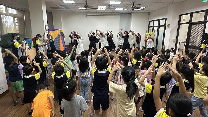 南華大學幼教系學生在舞台上帶動跳，讓幼兒園小朋友在歡笑中學習三好。
