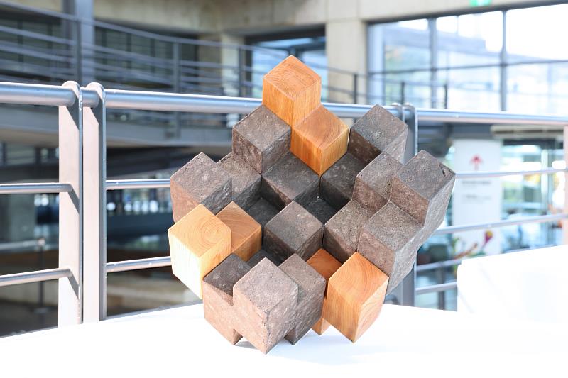作品《時空長河蓮花綻》，以不同時代造型的蓮花陶藝，對照並呈現人類文明與陶瓷工藝的千年歷史脈絡。