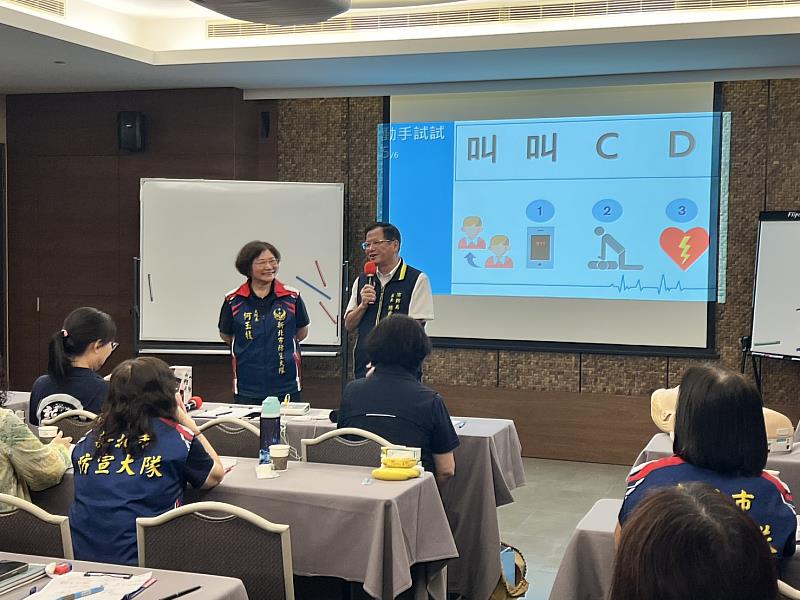 消防局長陳崇岳於「新北市義消防宣大隊暨中、分隊長共識營」活動致詞。