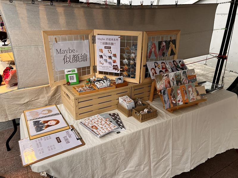 「綠生活市集」集結多元文創品牌與特色美食，包括專注圖文創作與似顏繪的插畫家「Maybe。或許」。