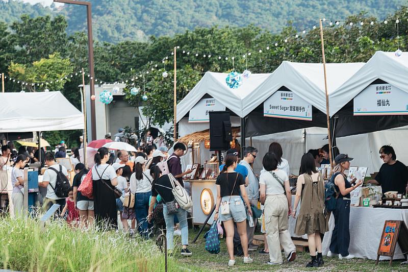 現場同步打造集結40個特色攤位及10攤餐車的「綠生活市集」。