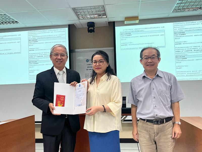 唐彥博校長(左)頒發感謝狀給淡江大學林嘉琪老師(中),感謝其蒞校講授「生成式AI時代的學術倫理:研究與發表的紅線在哪?」專題講座,右為李旻陽教務長。