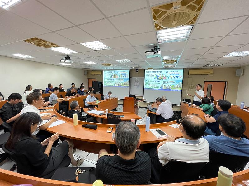 各行政單位進行重點業務報告,陳登騏學務長說明學務工作內容,提醒教師應注意事項及辦理時程。