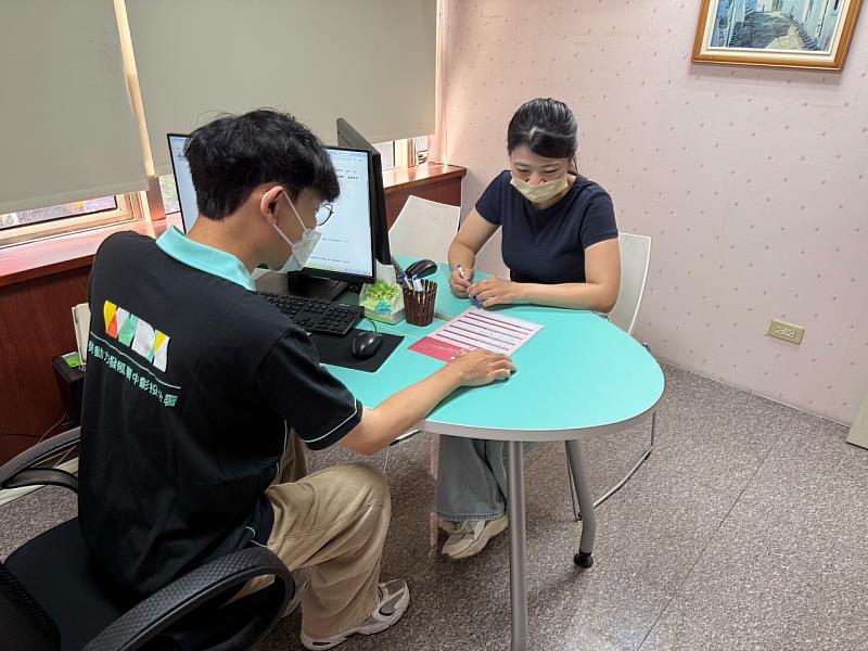 中彰投分署員林就業中心為求職者解說青年職得好評計畫。(示意圖)