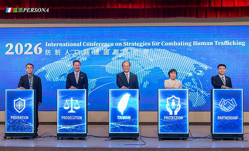 「2026防制人口販運國際研討會」以5台盛源二摺疊LED廣告機搭配啟動儀式,分別呈現防制、查緝、臺灣、保護及夥伴合作意象,展現LED廣告機結合活動流程的創意應用。