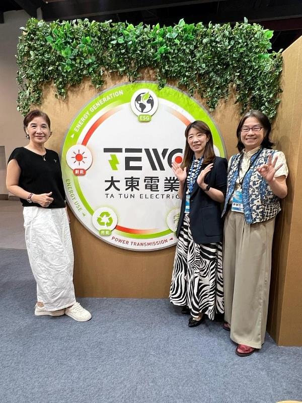 圖4、台灣尤努斯基金會董事長蔡慧玲（右1）與大東電業永續長李雅鈴（右2）、台北市婦女新知協會祕書長陳靜姿（左）交流永續經驗。