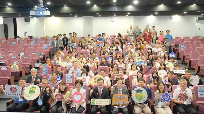 2026科普閱讀力大賽頒獎典禮與會貴賓及獲獎學生合影,臺師大校長宋曜廷(第1排右4)、國際與社會科學學院 洪嘉馡院長(第1排左3)、新北市政府教育局局長張明文(第1排右5)、金門縣政府教育處處長黃雅芬(第1排右6)、桃園市政府教育局副局長林威志(第1排左2)等出席。
