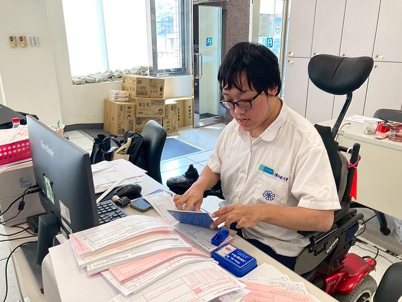 本校特教資源辦公室攜手臺北富邦銀行，推動金融業首度延伸至大學端的「羽翼分行」計畫。