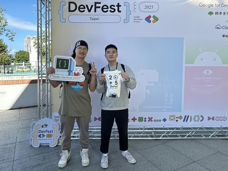 電機陳柏伸(右)參加DevFest活動。