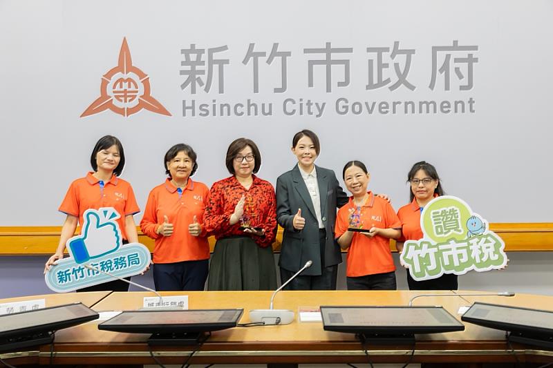 竹市稅務局「稅捐稽徵作業績效」榮獲全國乙組第1名優等獎，獻獎合影。
