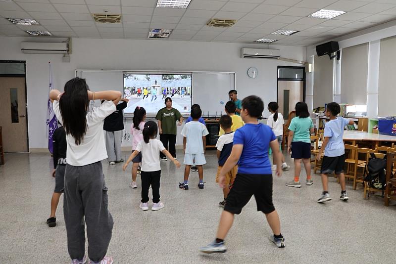 舞蹈課程透過律動與互動學習，讓學員在歡樂氛圍中展現青春活力。