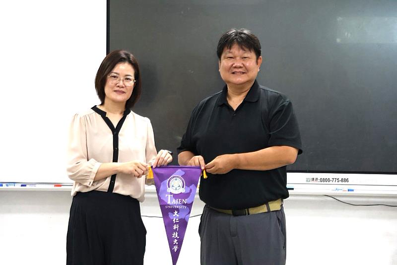 大仁科技大學課外活動服務組主任邱懋峮（右）代表學校致贈錦旗予澎湖縣馬公市中山國民小學教務主任（左），表達誠摯謝忱。