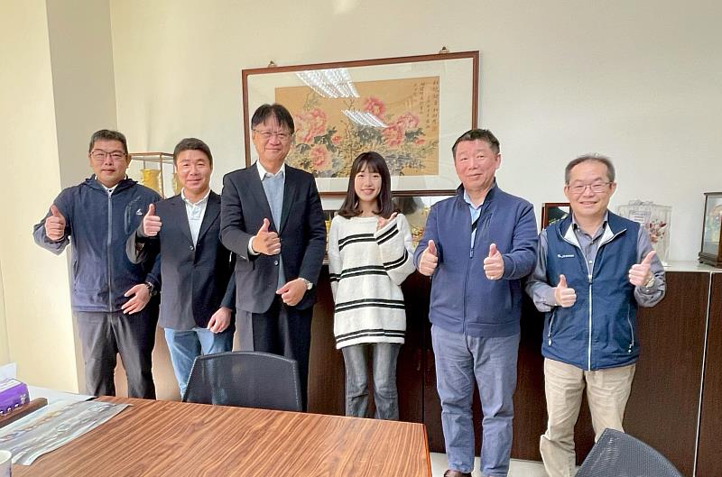 樂齡福祉與健康促進系學生邱琬寧（右3）尚未畢業便獲得元氣仁寶長照社團法人每月1萬2,000元獎助學金，並取得畢業後直接就業的機會，提前完成從校園到職場的銜接。