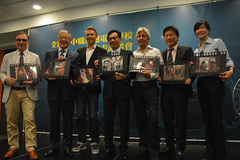 2015年,富邦集團董事長蔡明忠(左4)與時任法國國家電影與動態影像中心(CNC)國中影像教育統籌伯納德.孔恩(Bernard Kuhn)、法國初級中學影像教育教材編輯菲立浦.勒克列克(Philippe Leclercq)共同出席教材發表會,見證台法影像教育交流的階段成果。