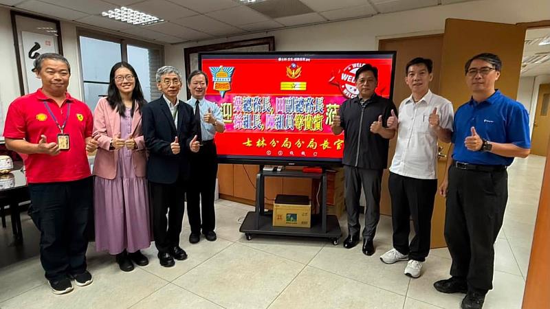 文化大學近日與臺北市政府警察局士林分局進行交流,雙方針對同學機車騎乘安全、學生專車停靠公車站申請等議題交換意見,並就校園周邊交通安全共同研議改善方向。