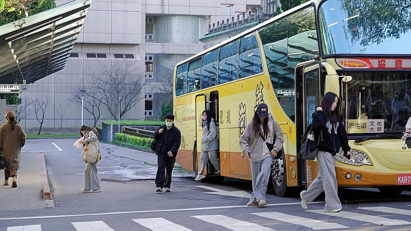 文化大學設有學生專車,提供臺北車站、捷運劍南路站、捷運劍潭站、捷運民權西路站及北投/育才樓等路線,協助往返校園與市區主要交通節點。