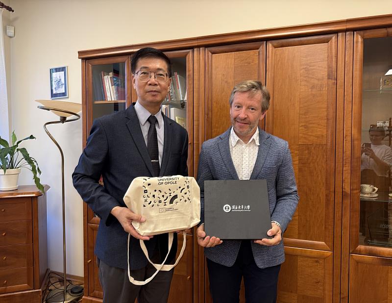 朱景鵬副校長與Opole副校長Daniel Pietrek教授互贈禮品。