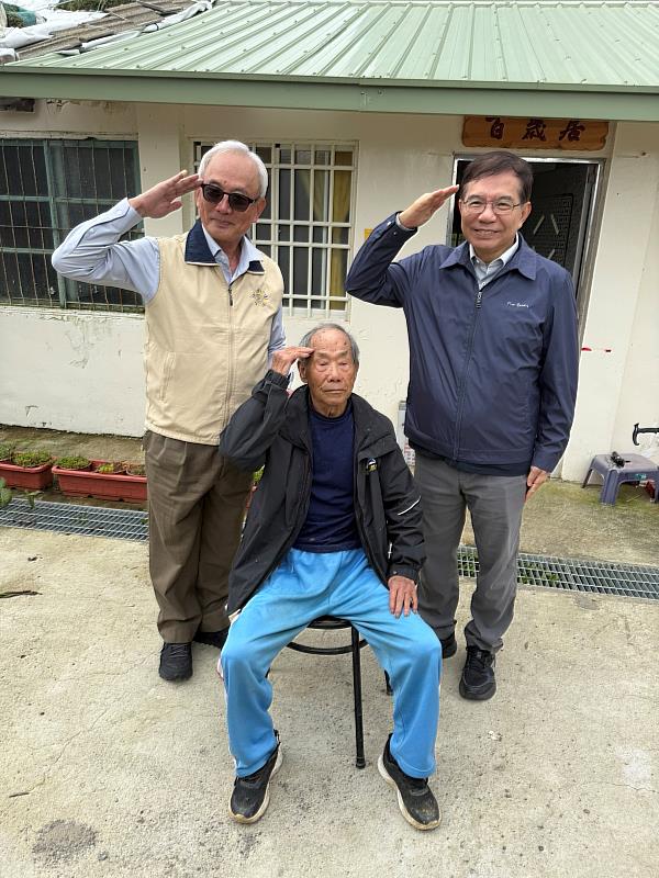 中華郵政王國材董事長（右）與退輔會陳進廣副主任委員（左）共同探視梨山獨居長者，傳遞關懷與溫暖。/中華郵政提供