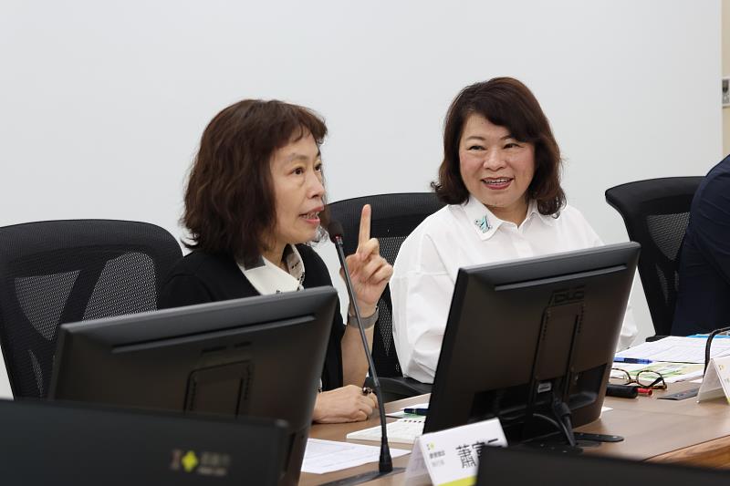 《康健》雜誌執行長蕭富元（左）親赴嘉義市府頒獎。