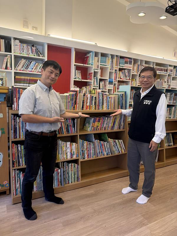 中華郵政王國材董事長（右）與平等國小林瑋良校長（左）共同推廣閱讀公益，為偏鄉學童注入閱讀與學習的力量。