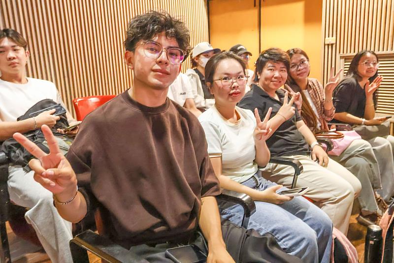厄瓜多籍國際事務系學生葛承恩（左），期盼在文藻培養國際視野與專業能力，未來投入外交或國際組織工作，成為促進跨國交流的橋梁。
